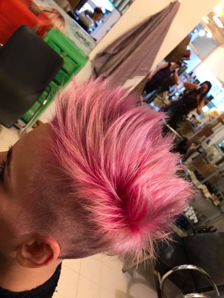 Colore rosa su capelli corti